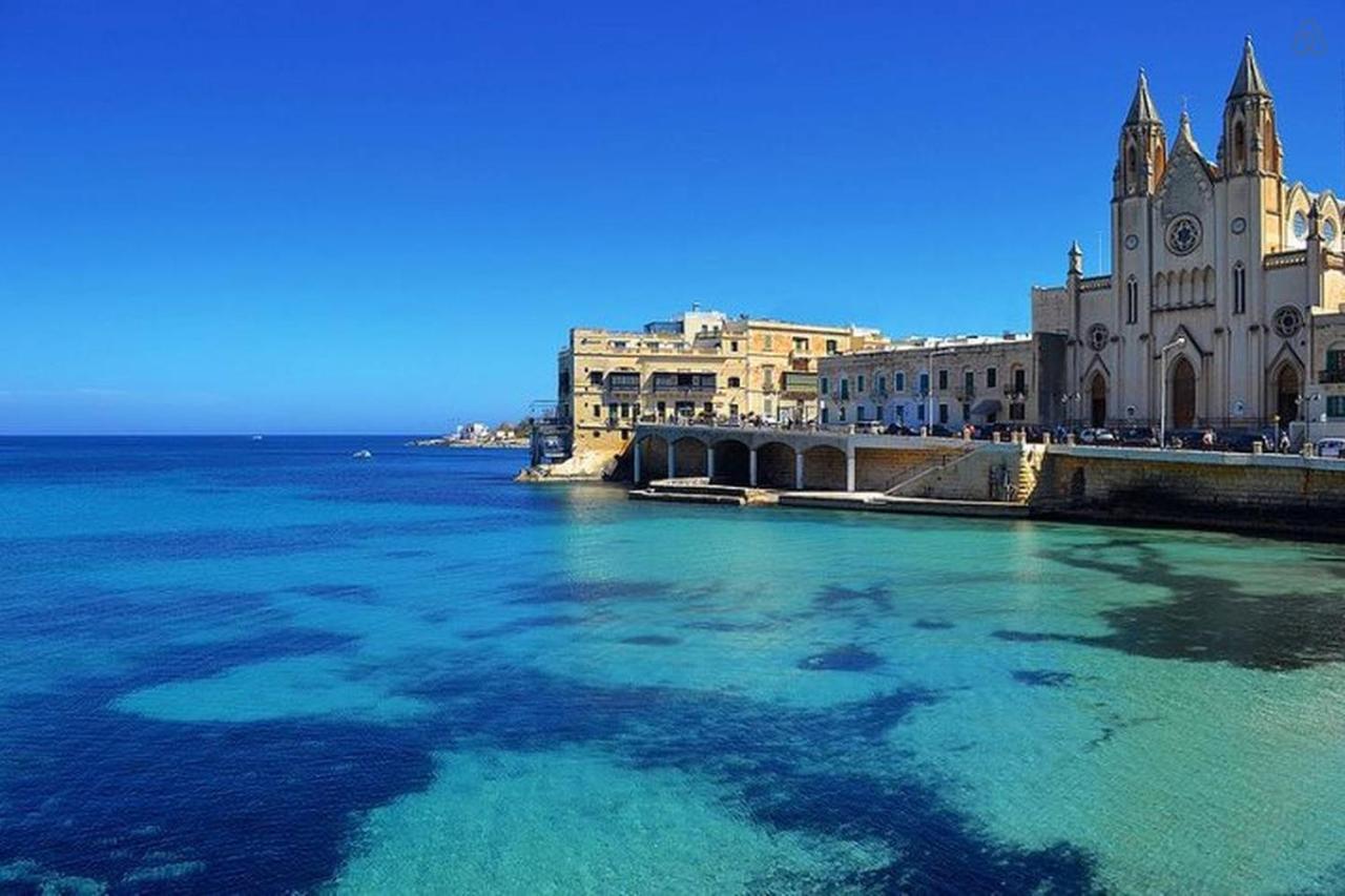 Seafront Luxury With Pool Apartment