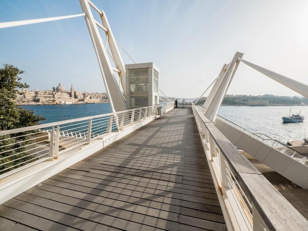 Seafront Luxury With Pool