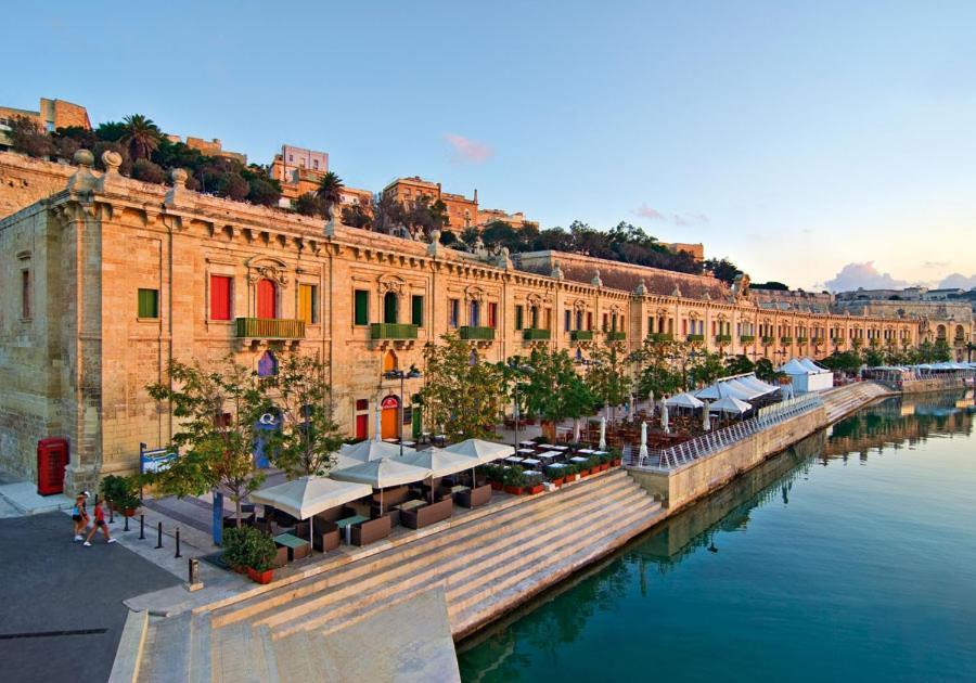 Seafront Luxury With Pool Apartment